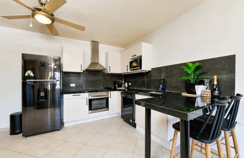 Palm Beach Condominio | Your Palm Beach Getaway: Walk to Beach & Hotels