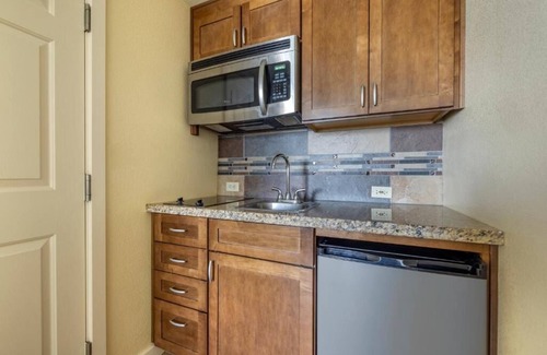 South Lake Tahoe Hotel | Your Stylish Mountain Retreat! Kitchenette, Outdoor Swimming Pool!