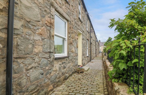 Trefor Cabaña | YR ENCIL, pet friendly, character holiday cottage in Trefor