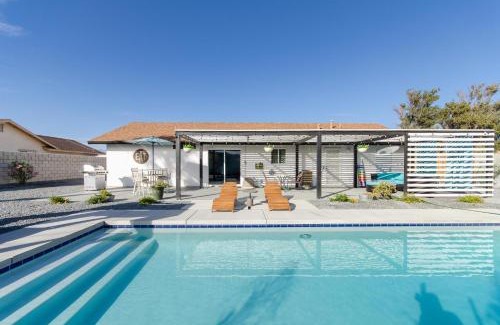 Palm Springs Villa | Zen Palm Springs Villa Pool and Mountain View