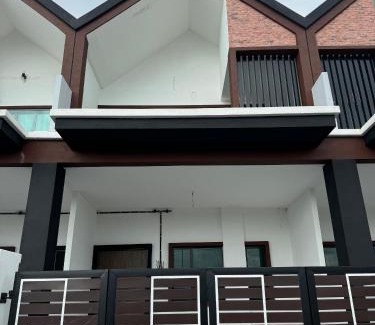 Taman Istana Casa | Zhara Homestay