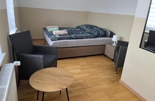 Meine Casa | Zimmer für 2 Personen-Bad-Kühlschrank-TV-11