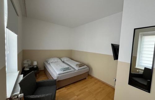 Meine Casa | Zimmer für 2 Personen-Bad-Kühlschrank-TV-11