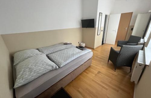 Meine Casa | Zimmer für 2 Personen-Bad-Kühlschrank-TV-11