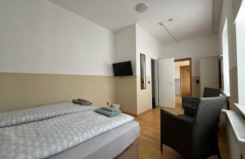 Meine Casa | Zimmer für 2 Personen-Bad-Kühlschrank-TV-11