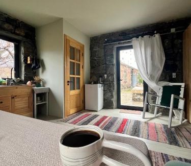 Artashavan Apartamento | Zove Rural Cottage with garden views