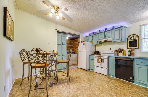 Lebanon Cabaña | 4 Mi to Bennett Spring SP: Dog-friendly Home!