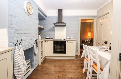 Kessingland Cabaña | 6 COASTAL COTTAGES, pet friendly, with a garden in Kessingland