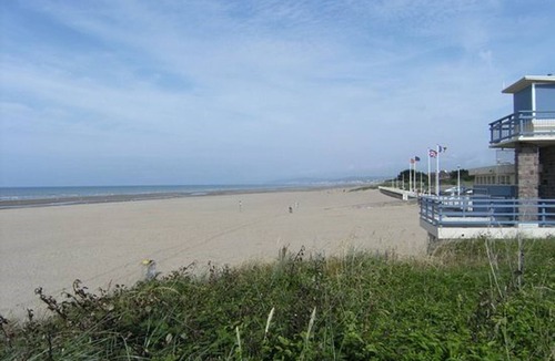 Merville-Franceville-Plage Apartamento | Apartamento en dúplex con acceso directo a la playa, balcón y parking gratuito
