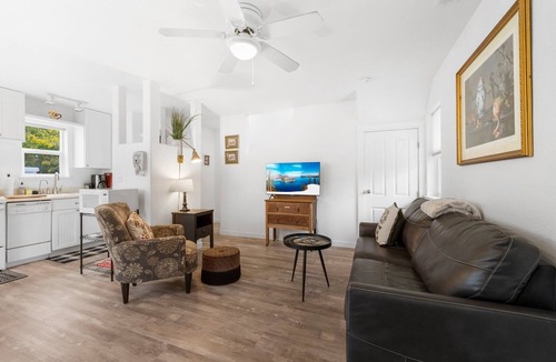Ashland Cabaña | Casa Amore Ashland~Pet-Friendly~Walkable to the Plaza, OSF, Restaurants & More