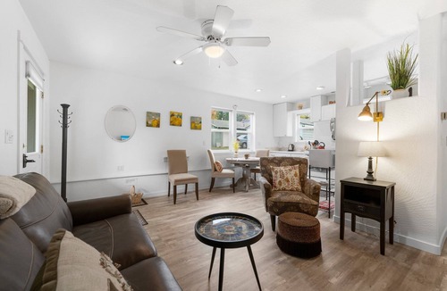Ashland Cabaña | Casa Amore Ashland~Pet-Friendly~Walkable to the Plaza, OSF, Restaurants & More