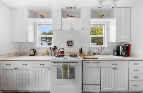 Ashland Cabaña | Casa Amore Ashland~Pet-Friendly~Walkable to the Plaza, OSF, Restaurants & More