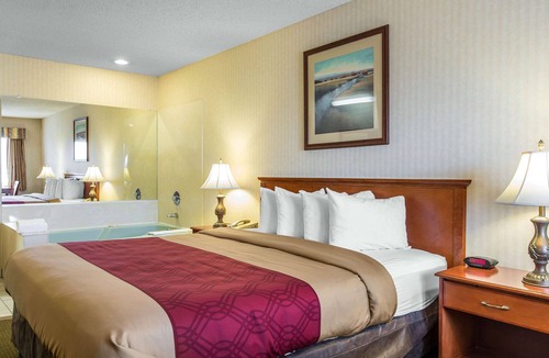 La Sierra Hotel | Econo Lodge Inn & Suites Riverside - Corona