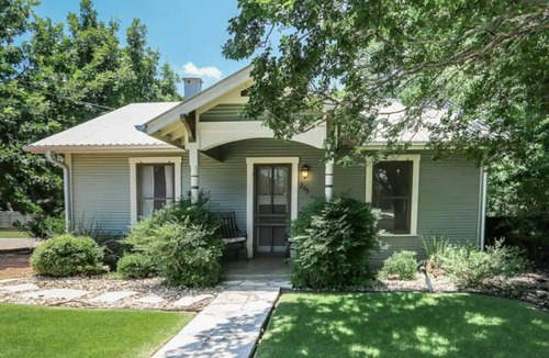 Fredericksburg Casa | Fern Cottage: 2 blocks to Main/Shared Hot tub