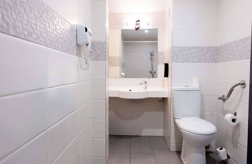 Porte-Saint-Martin Hotel | Hotel Kyriad Paris 10 Canal Saint Martin