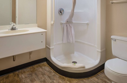 East Beltline Hotel | Knights Inn Grand Rapids