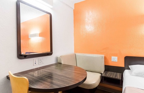 Harbor Hotel | Motel 6 Long Beach, CA - International City