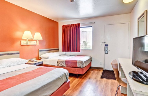 South Hills Hotel | Motel 6 Pittsburgh, PA - Crafton