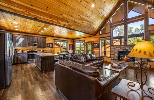 Gatlinburg Cabina | Mountain Skyy 3 Bedroom Cabin by RedAwning