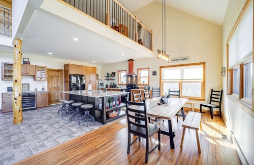 Fleetwood Cabaña | Mountain-view Deck: Group Getaway in Fleetwood