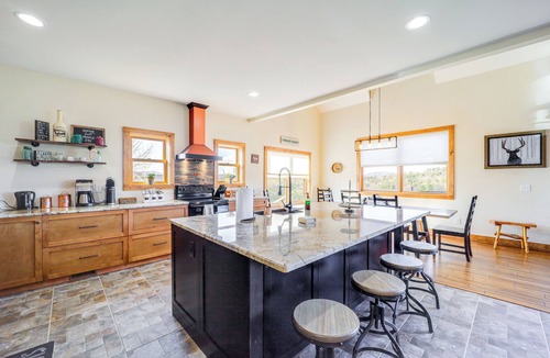 Fleetwood Cabaña | Mountain-view Deck: Group Getaway in Fleetwood