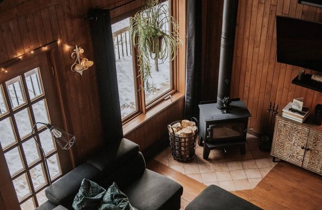 À découvrir: chalet en bois avec ruisseau!