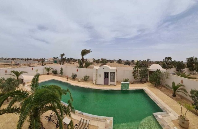 Évasion Paradisiaque à Djerba - Maison de Vacances Avec Piscine