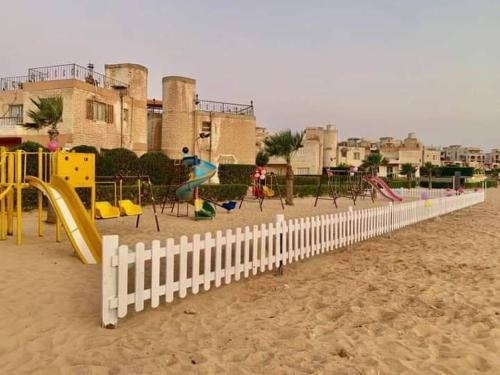 شاليه علوى بالروف بقرية فينيسا باجمل شواطئ السخنه