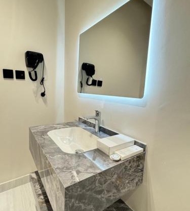 شقة جديده مكونة من غرفتين نوم صالة مطبخ