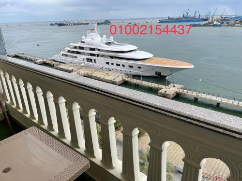 شقة عائليه702 كبيره مطله علي قناة السويس والبحر