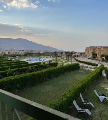 ڤيلا بجاردن في كومبوند لاڤيستا توباز العين السخنه