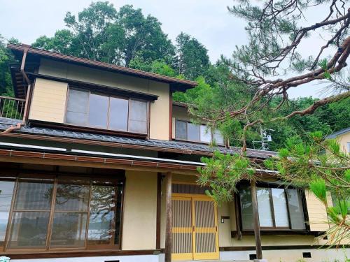 吉祥莊位于高山市内 有一千平方的园林 可远眺日本的阿尔卑斯山脉 四季景色绝佳 可接待9人入住 免费停车