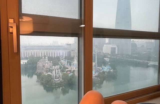 롯데월드 타워 호수 4면통창+정면꽉찬 뷰 흔하지않은주차지원 전기차 O