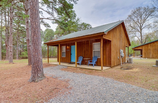 0.5 Mi to Greers Ferry Lake: Heber Springs Cabin