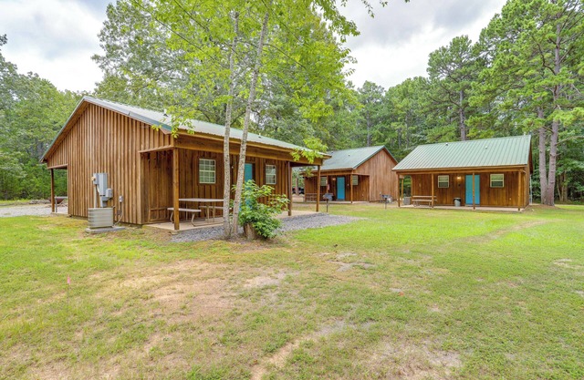 0.5 Mi to Lake: Patio at Heber Springs Cabin!
