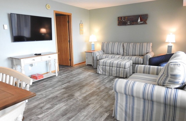 ELK RAPIDS/GRAND TRAVERSE BAY CONDO #01