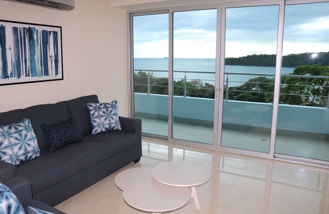 06E Piso a Techo Vista al Mar Resort Panamá