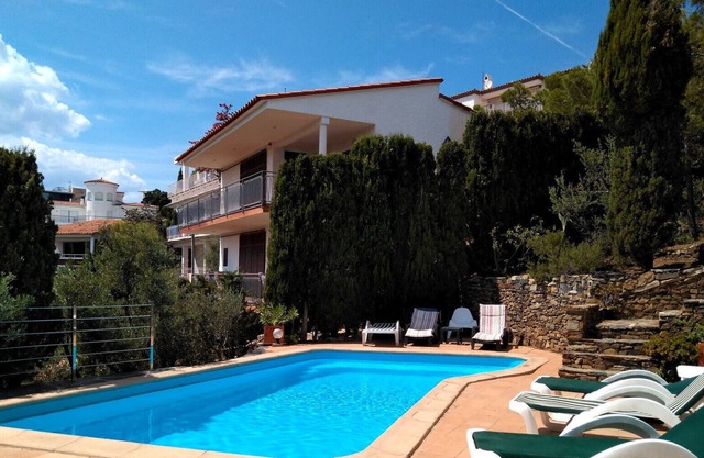083 Alquiler Villa con vistas al mar, jardin y piscina privada