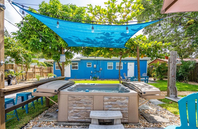 1/1, king-sized bed, kitchen, hot tub, BBQ, porch, patio. FREE wifi & parking.