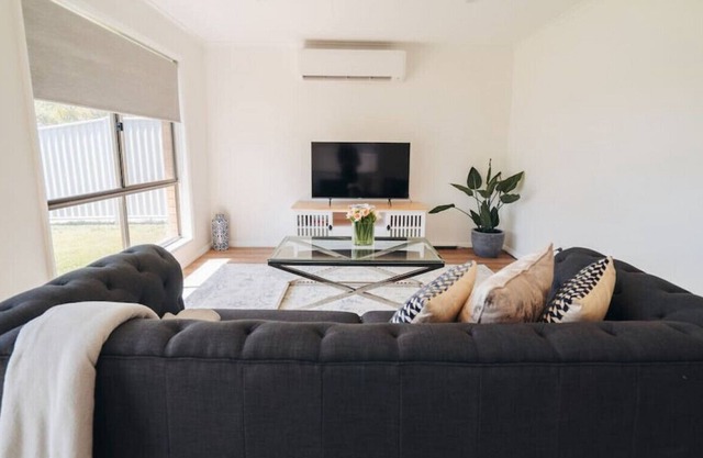 1/15 Croydon Av · 2 Bdrm 5min walk to Beach & lake