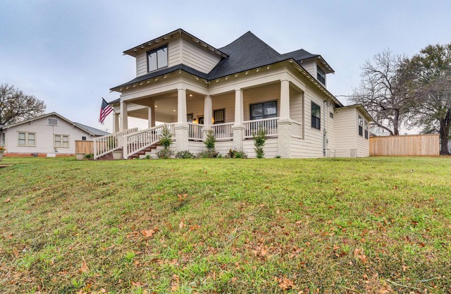 1/2 Mi to Downtown Shops: Brenham Home w/ Fire Pit