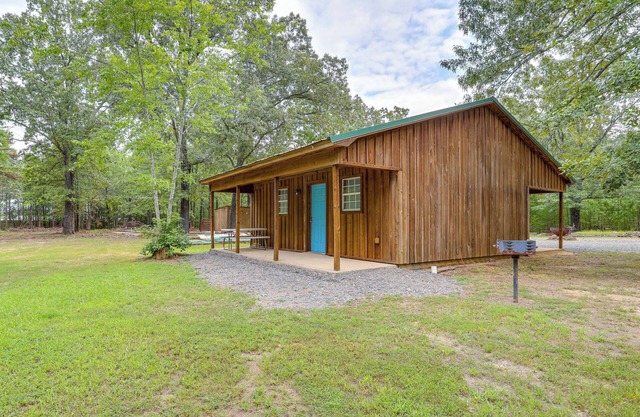 1/2 Mi to Greers Ferry Lake: Quiet Cabin w/ Porch