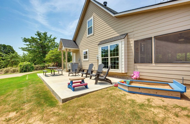 1/2 Mi to Lake Texoma: Home w/ Fire Pit & Grill!