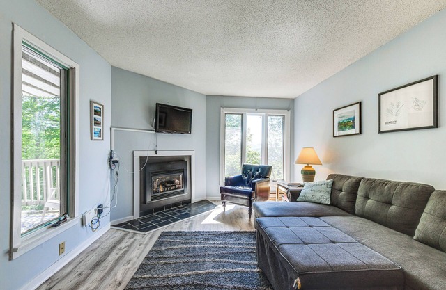 < 1/2 Mi to Sugarbush Resort: Condo w/ Deck!