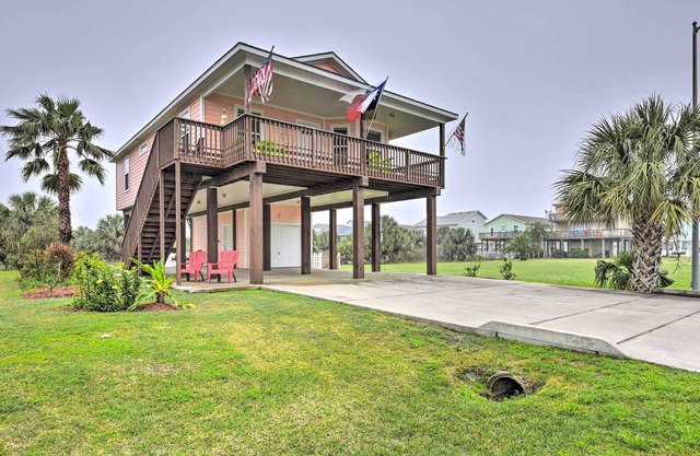 ¡NUEVO! Galveston Home w / Canal Views, ¼ mi a la playa!
