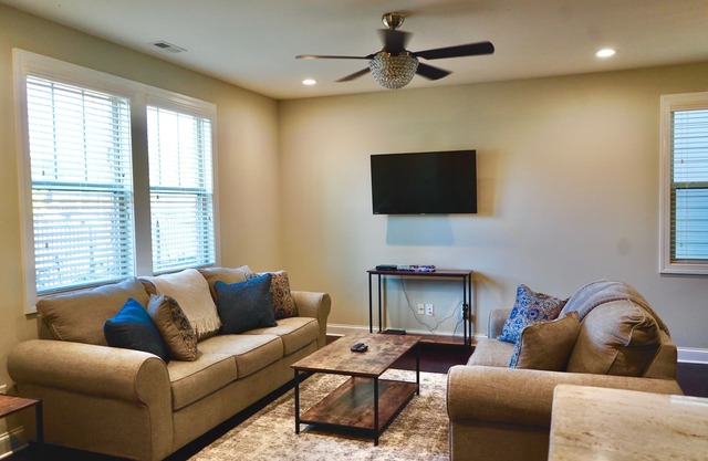1. 5 millas de RDU - 3 habitaciones / 2. 5 baños - Casa nueva !!!