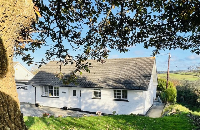 1.5 miles to Portreath Beach, hiking, cycling & secure garage for bikes etc