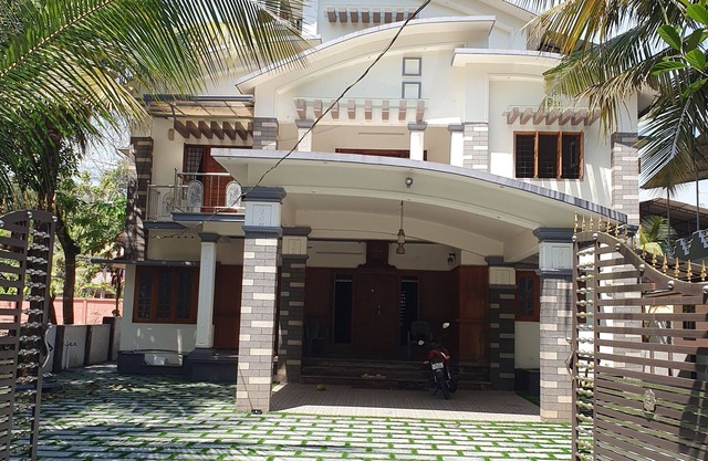 1.5km- town, Believers Hosp. 5 minutes to R. station. 2BHK, ensuite,A/C, balcony