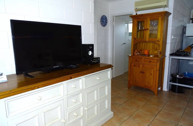 1/7 Cameron St, PT VINCENT (behind Gerimias) SLEEPS 5 ; 2 bedrooms - QN, Trio bunk BEDDING: Quilts and pillows provided (BYO all linen). Optional linen purchase @ $25 per person (1 week notice reqd) PROPERTY DETAILS: RC spli