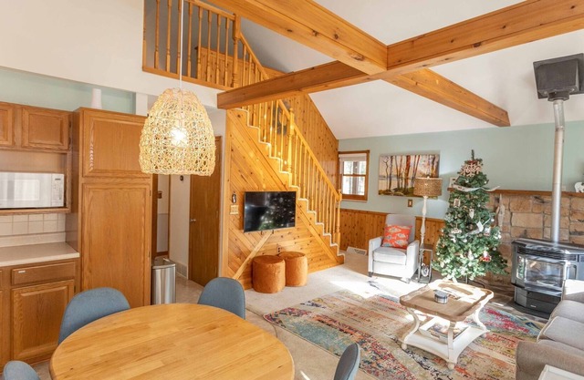 1 Acre Lakefront Private Cottage. Sleeps 8, Dog Friendly with kayaks and boat!